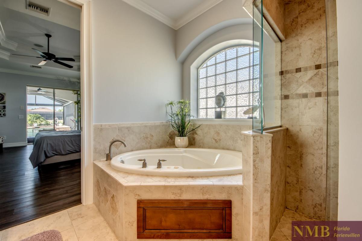 Ferienhaus-Cape-Coral-Whispering-Palms_47-Master-Bathroom