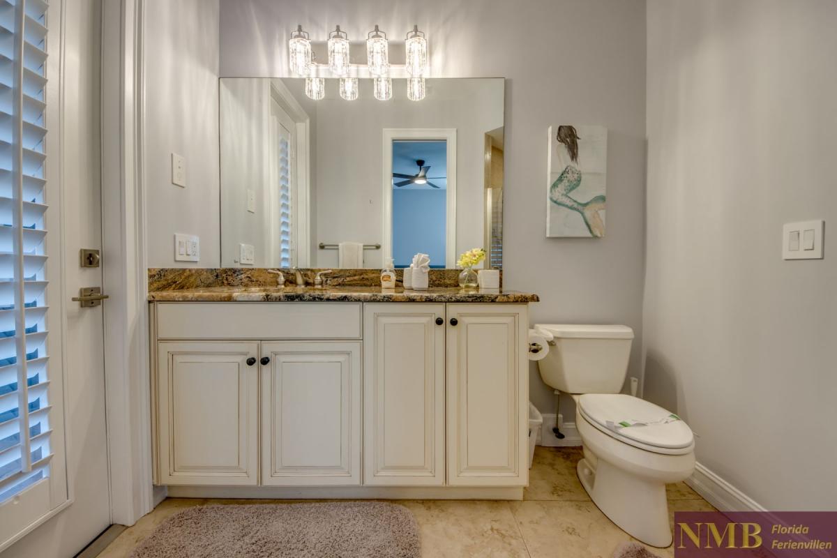 Ferienhaus-Cape-Coral-Whispering-Palms_50-Guest-Suite-Pool-Bathroom