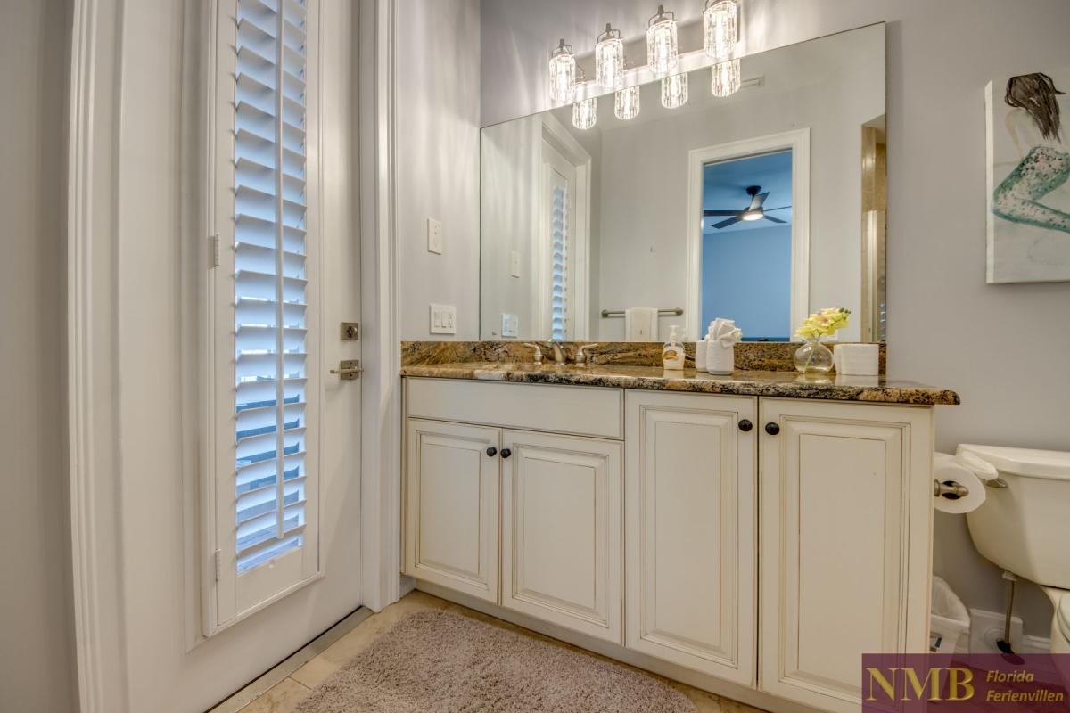 Ferienhaus-Cape-Coral-Whispering-Palms_51-Guest-Suite-Pool-Bathroom
