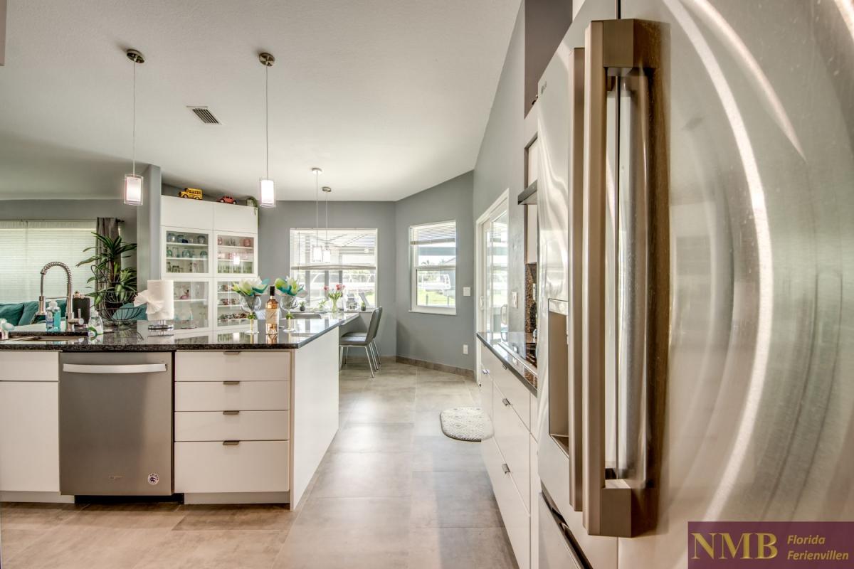 Cape_Coral_Ferienhaeuser_Sunshine_17-Kitchen