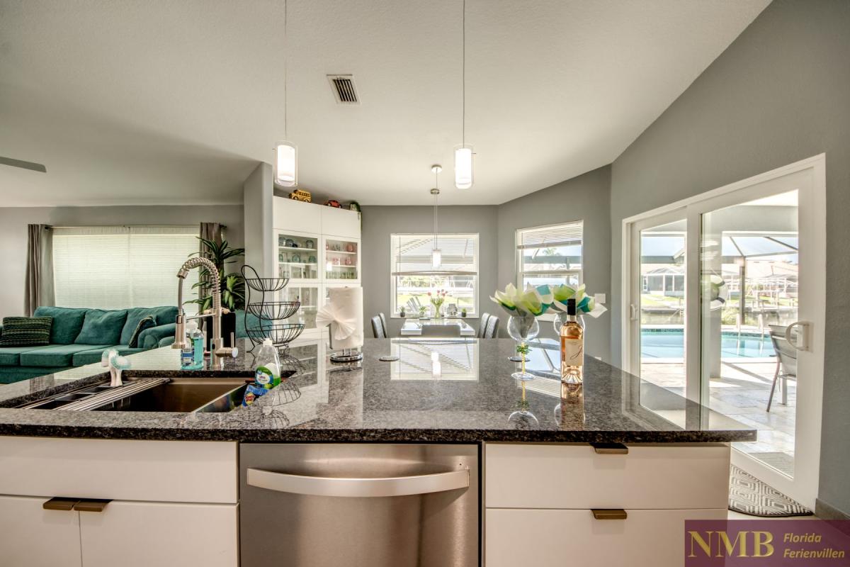 Cape_Coral_Ferienhaeuser_Sunshine_22-Kitchen