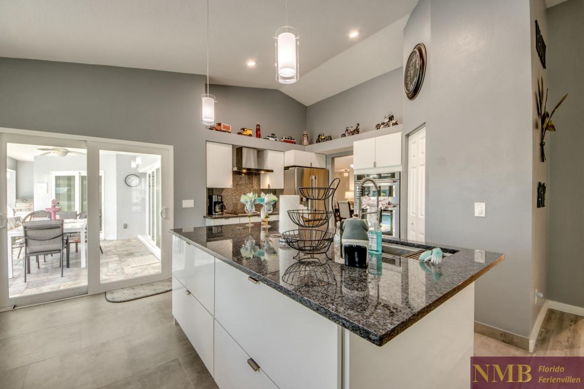 Cape_Coral_Ferienhaeuser_Sunshine_26-Kitchen