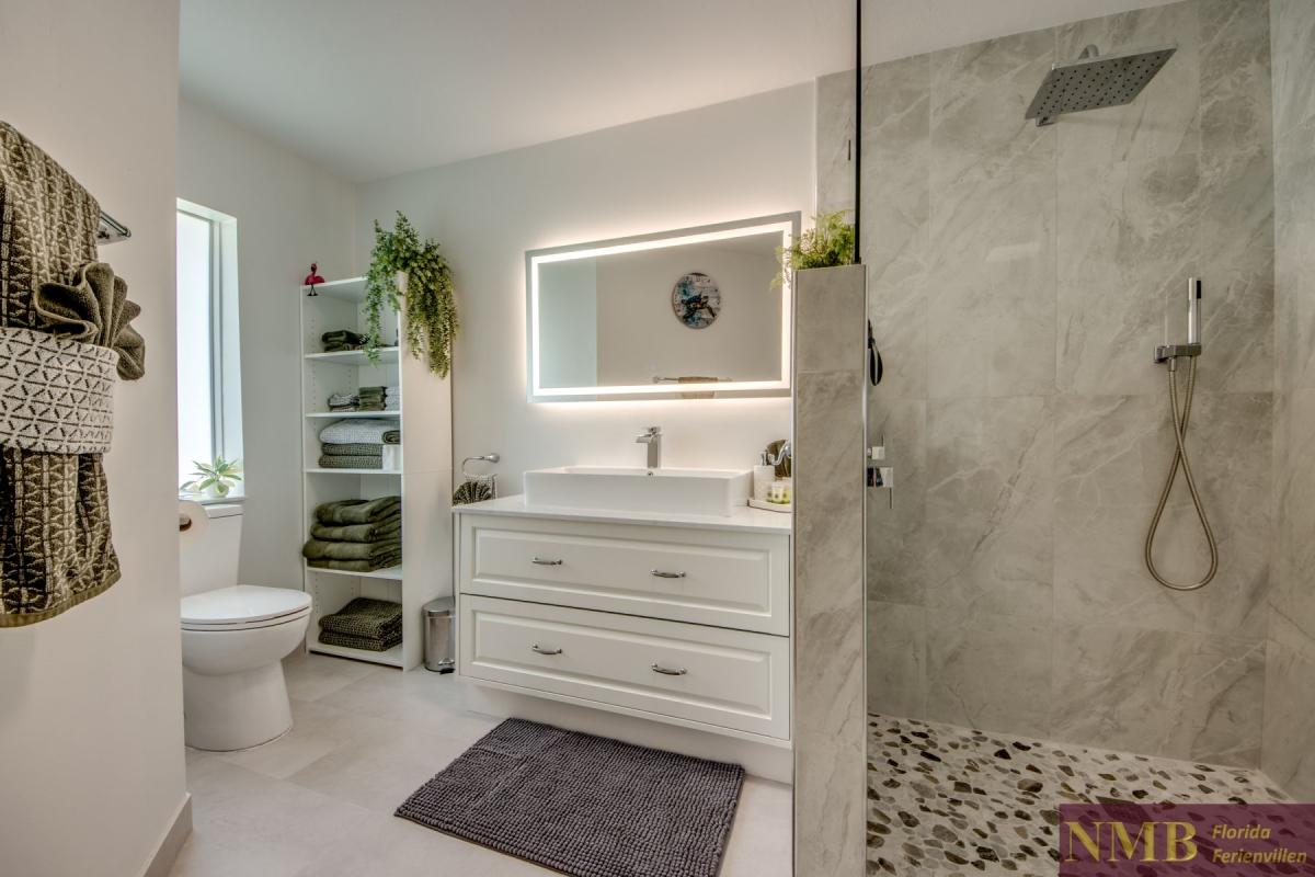 Cape_Coral_Ferienhaeuser_Sunshine_42-Master-Bathroom