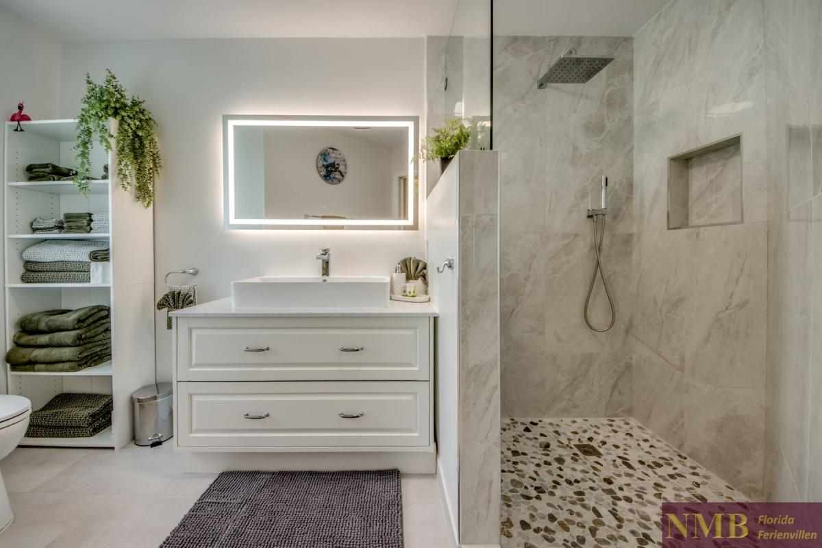 Cape_Coral_Ferienhaeuser_Sunshine_43-Master-Bathroom