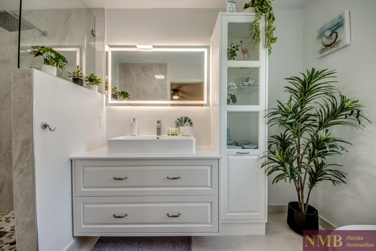 Cape_Coral_Ferienhaeuser_Sunshine_47-Guest-Suite-Bathroom