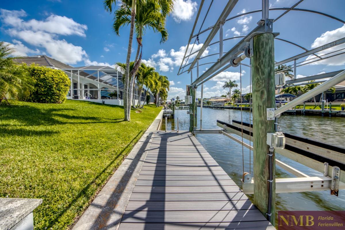 Cape_Coral_Ferienhaeuser_Sunshine_81-Dock-Boat-Lift
