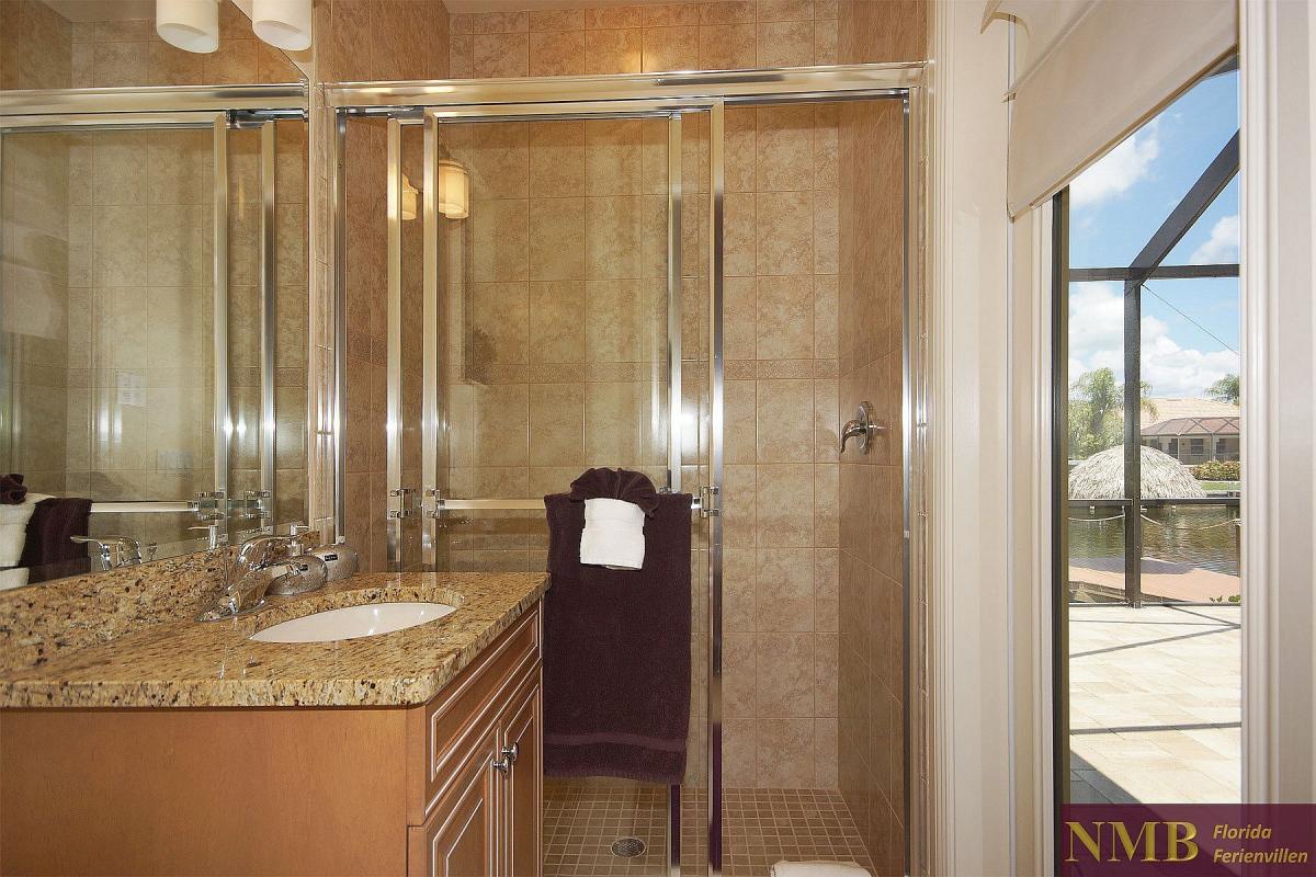 Ferienhaus_Cape_Coral_Sunlight-guest-bath-01