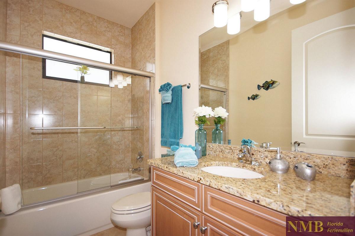 Ferienhaus_Cape_Coral_Sunlight-guets-bath-01