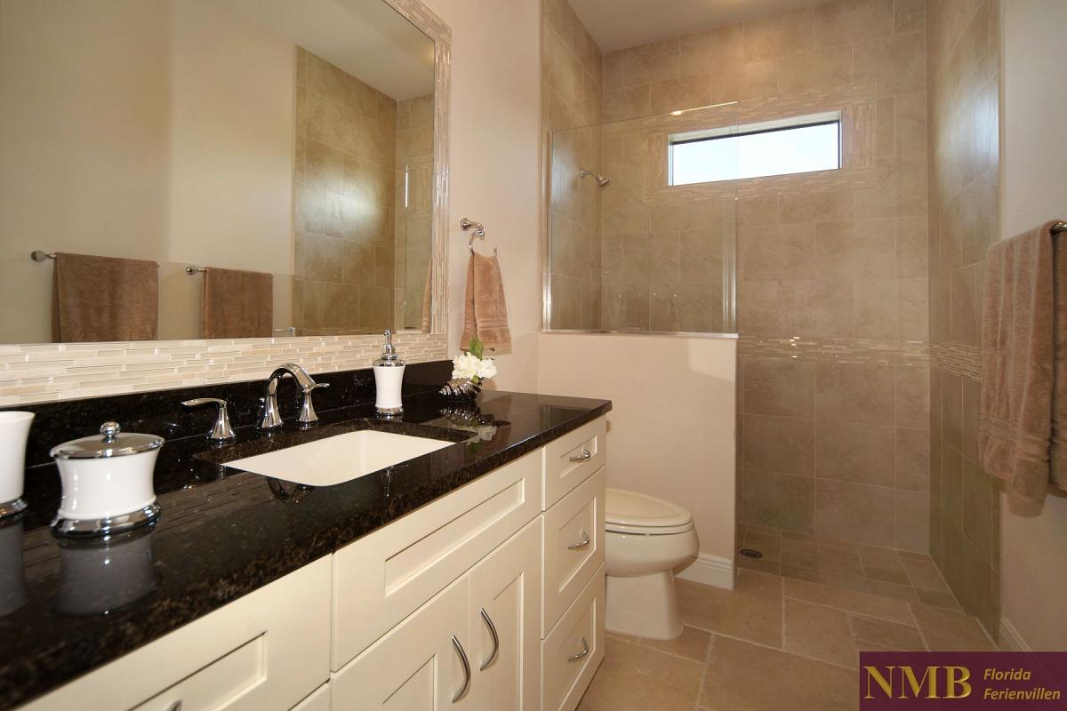 Ferienhaus-Palm_Breeze-Cape_Coral-guest-bath-01