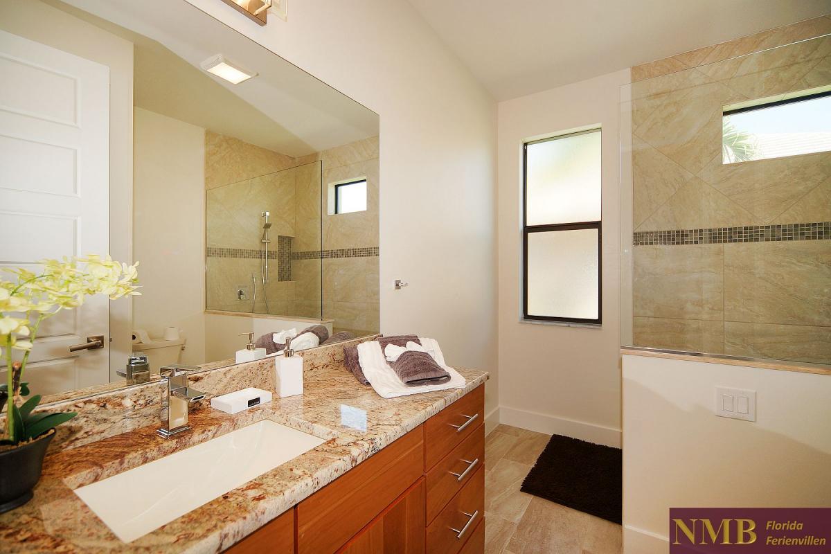 Ferienhaus_Cape_Coral_Infinity-guest-bath