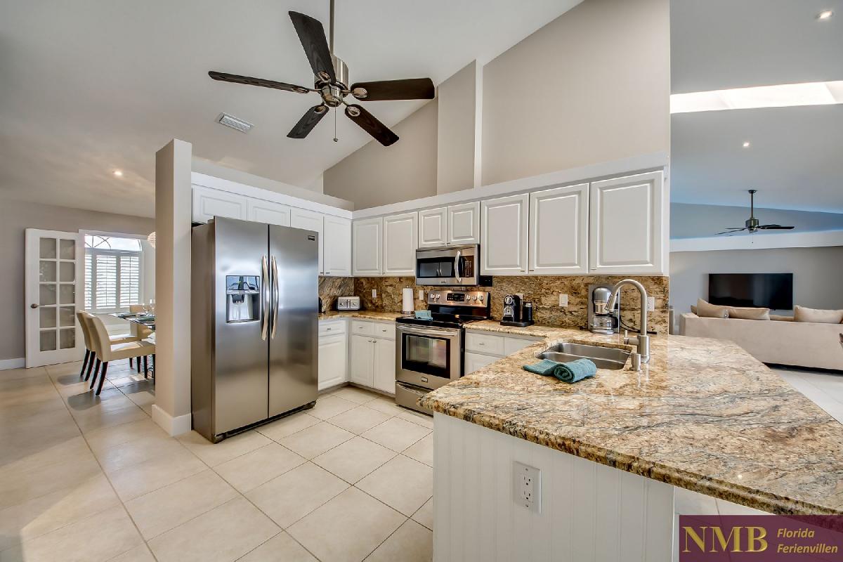 Vacation_Rental_River_Pearl_Kitchen_1