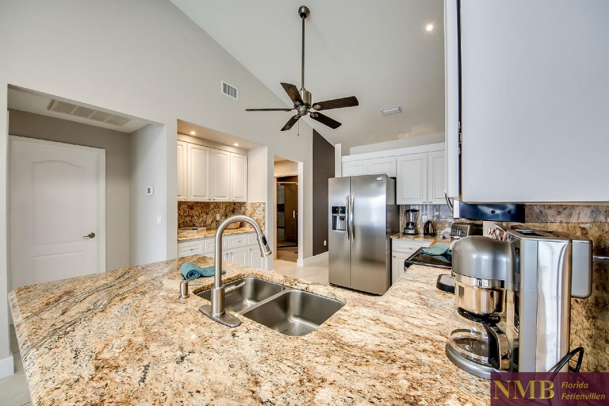 Vacation_Rental_River_Pearl_Kitchen_3