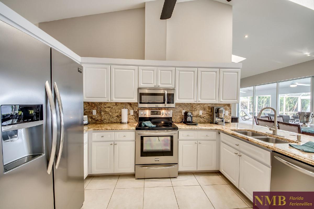 Vacation_Rental_River_Pearl_Kitchen_4