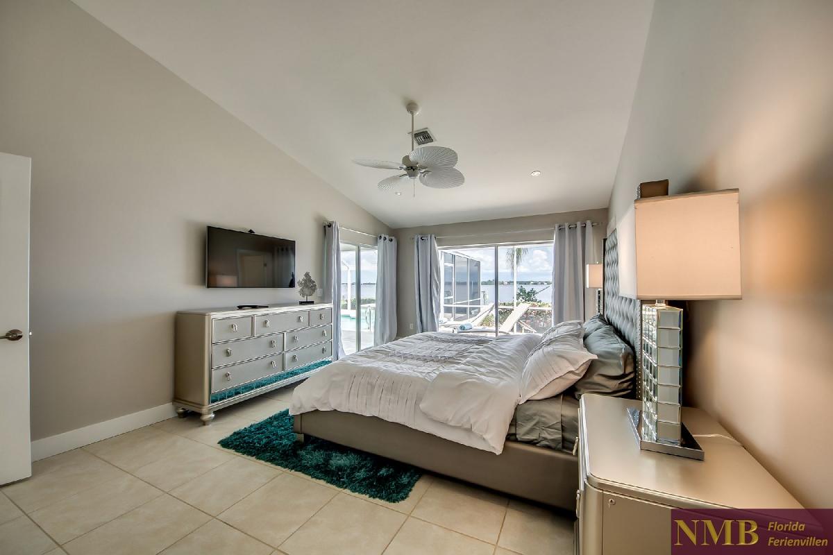 Vacation_Rental_River_Pearl_Master_Bedroom_2