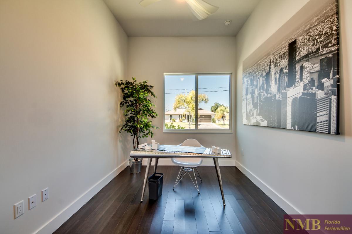 Vacation-Rental-Cape-Coral-Next-Level_Den_Office