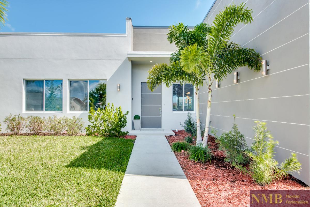 Vacation-Rental-Cape-Coral-Next-Level_Front_of_Villa