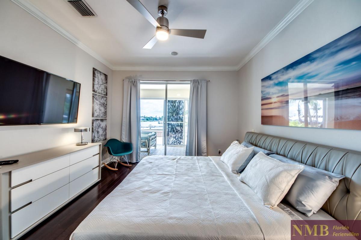 Ferienhaus-Coral-Escape_Master_Bedroom_1
