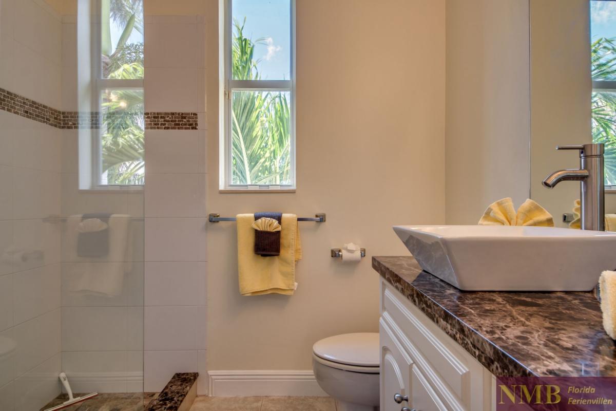 Ferienhaus-Coral-Escape_Upstairs_Guest_Bathroom_1