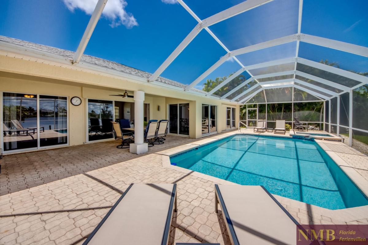 Ferienhaus-Cape-Coral-Villa-Lifetime_58-Pool-Hot-Tub