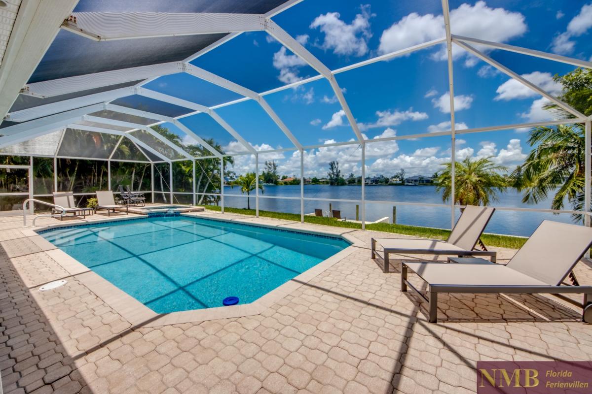 Ferienhaus-Cape-Coral-Villa-Lifetime_61-Pool-Hot-Tub