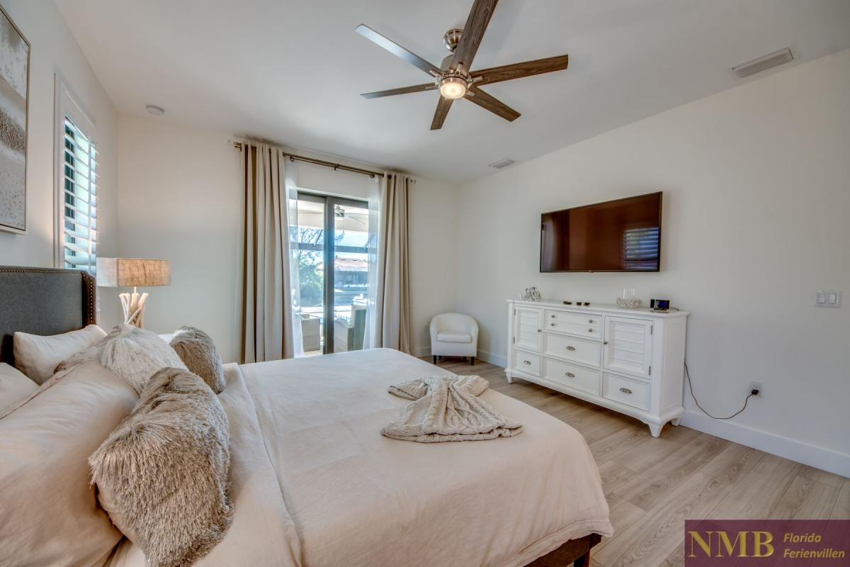 Ferienhaus-Cape-Coral-Long-Island_32-Master-Bedroom