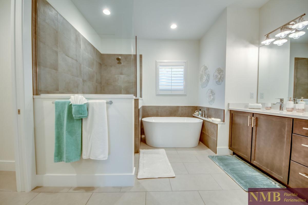 Ferienhaus-Cape-Coral-Long-Island_34-Master-Bathroom