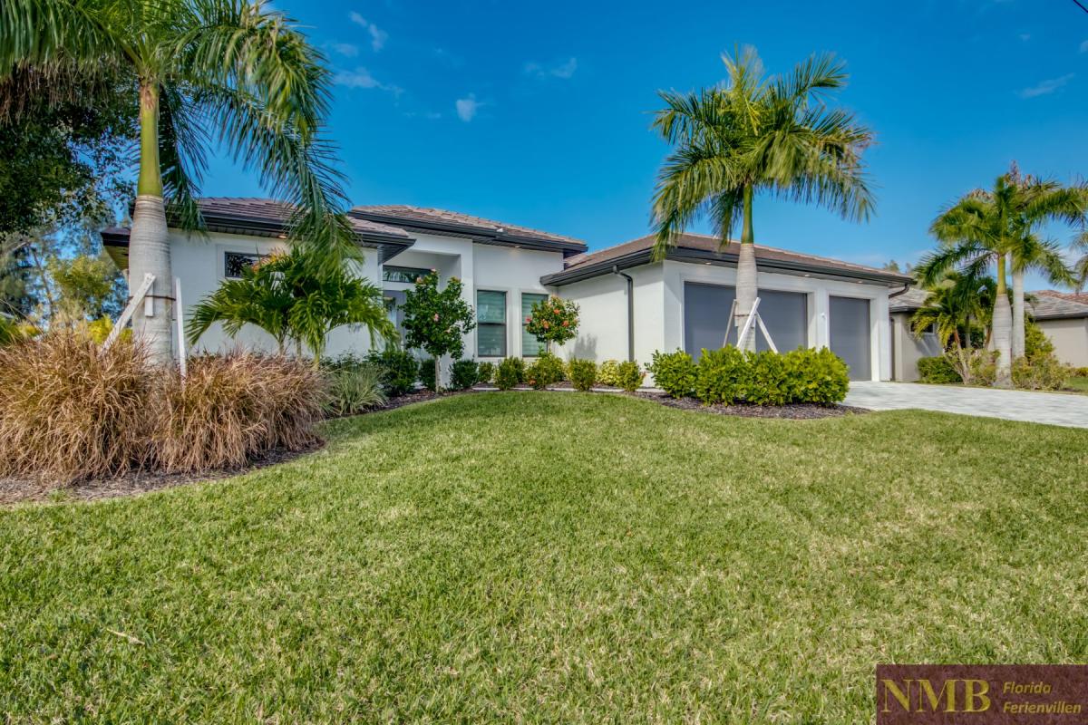 Ferienhaus-Cape-Coral-White-Shell_1-Front-of-Villa