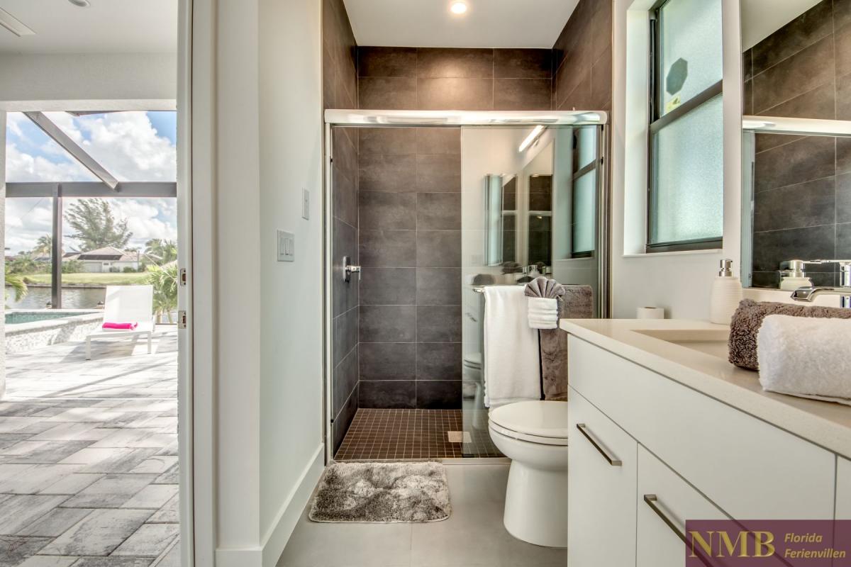 Ferienhaus-Cape-Coral-Pink-Lemonade_38-Pool-Bath-2nd-Bedroom-Bathroom