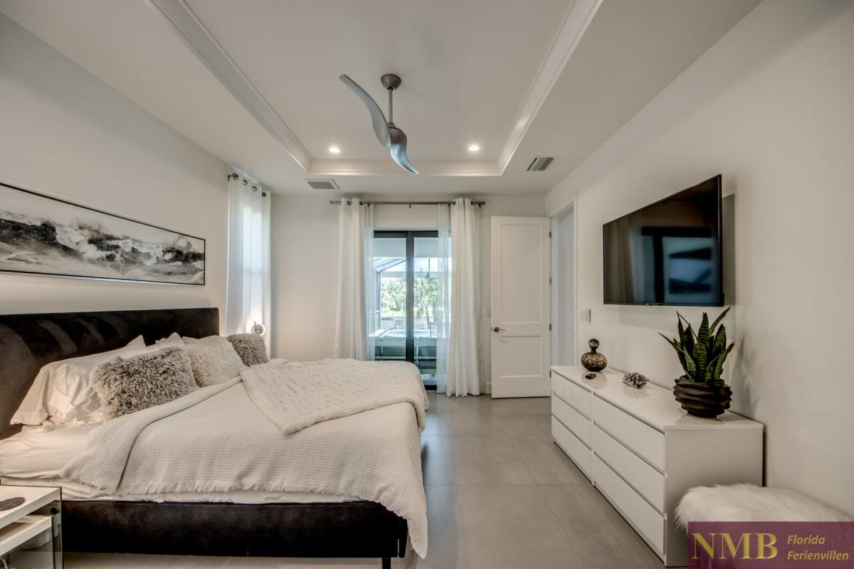 Ferienhaus-Cape-Coral-Pink-Lemonade_40-Master-Bedroom