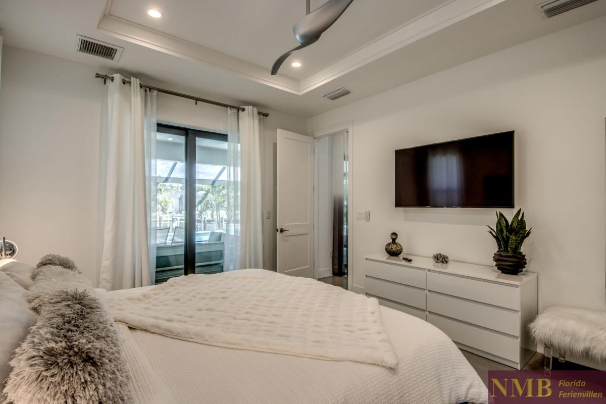 Ferienhaus-Cape-Coral-Pink-Lemonade_41-Master-Bedroom
