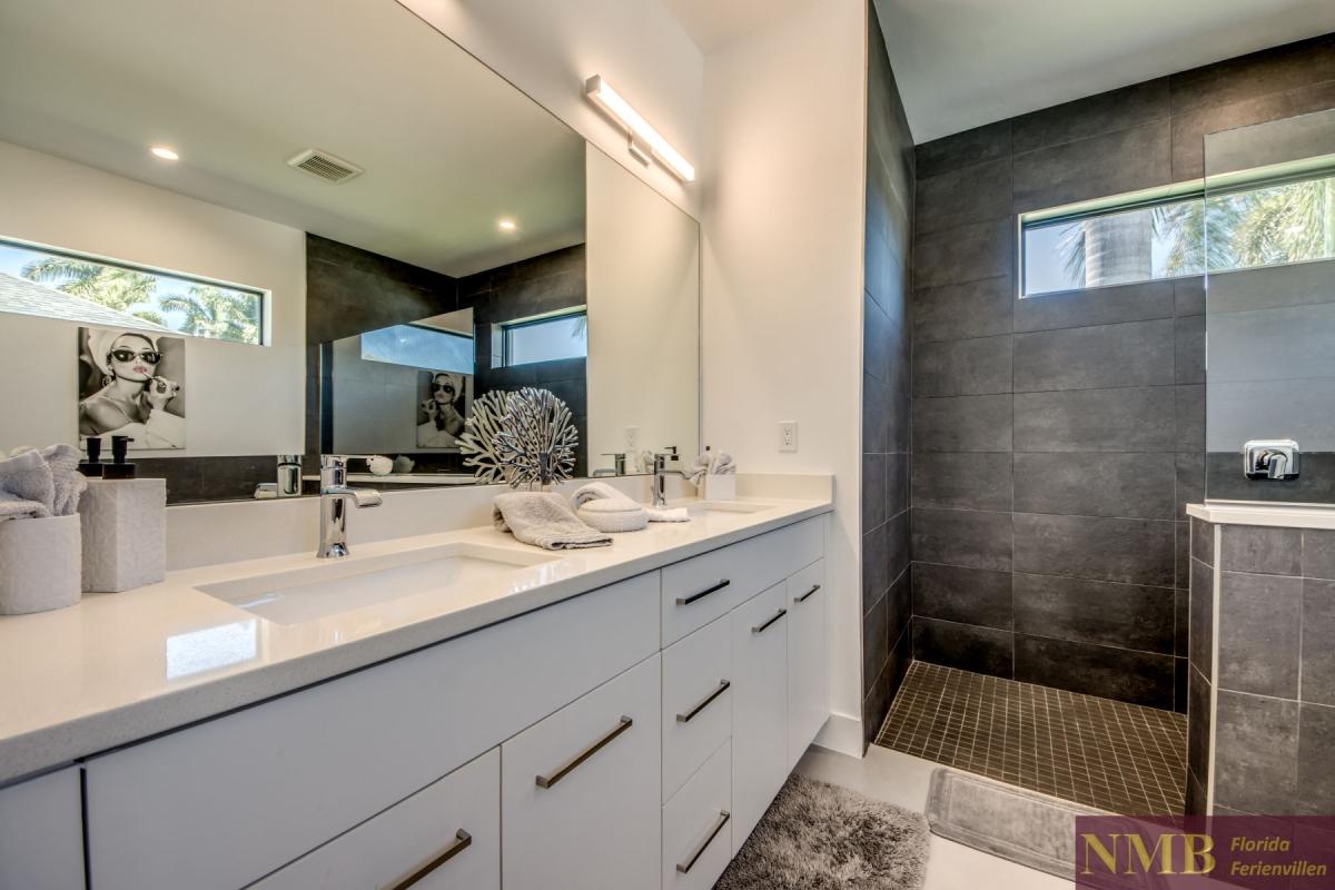 Ferienhaus-Cape-Coral-Pink-Lemonade_43-Master-Bathroom