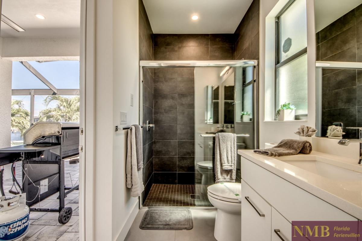 Ferienhaus-Cape-Coral-Pink-Lemonade_47-Guest-Suite-Pool-Bathroom