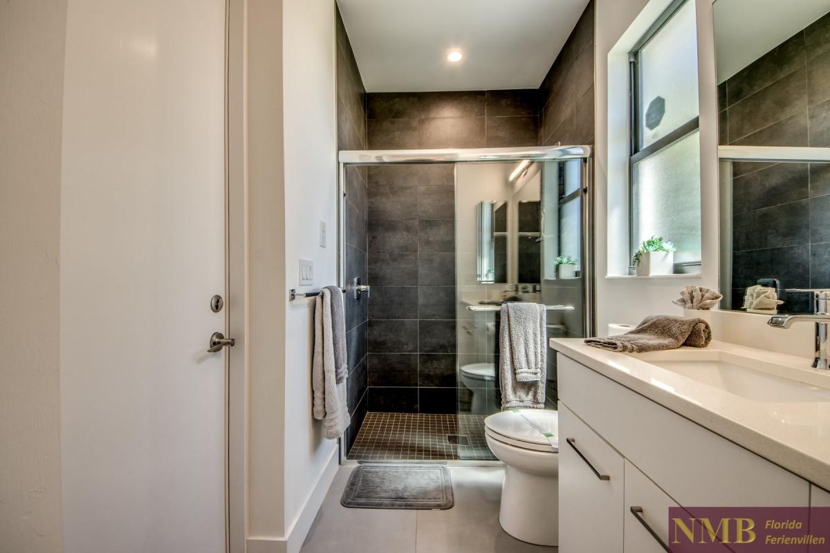 Ferienhaus-Cape-Coral-Pink-Lemonade_48-Guest-Suite-Pool-Bathroom