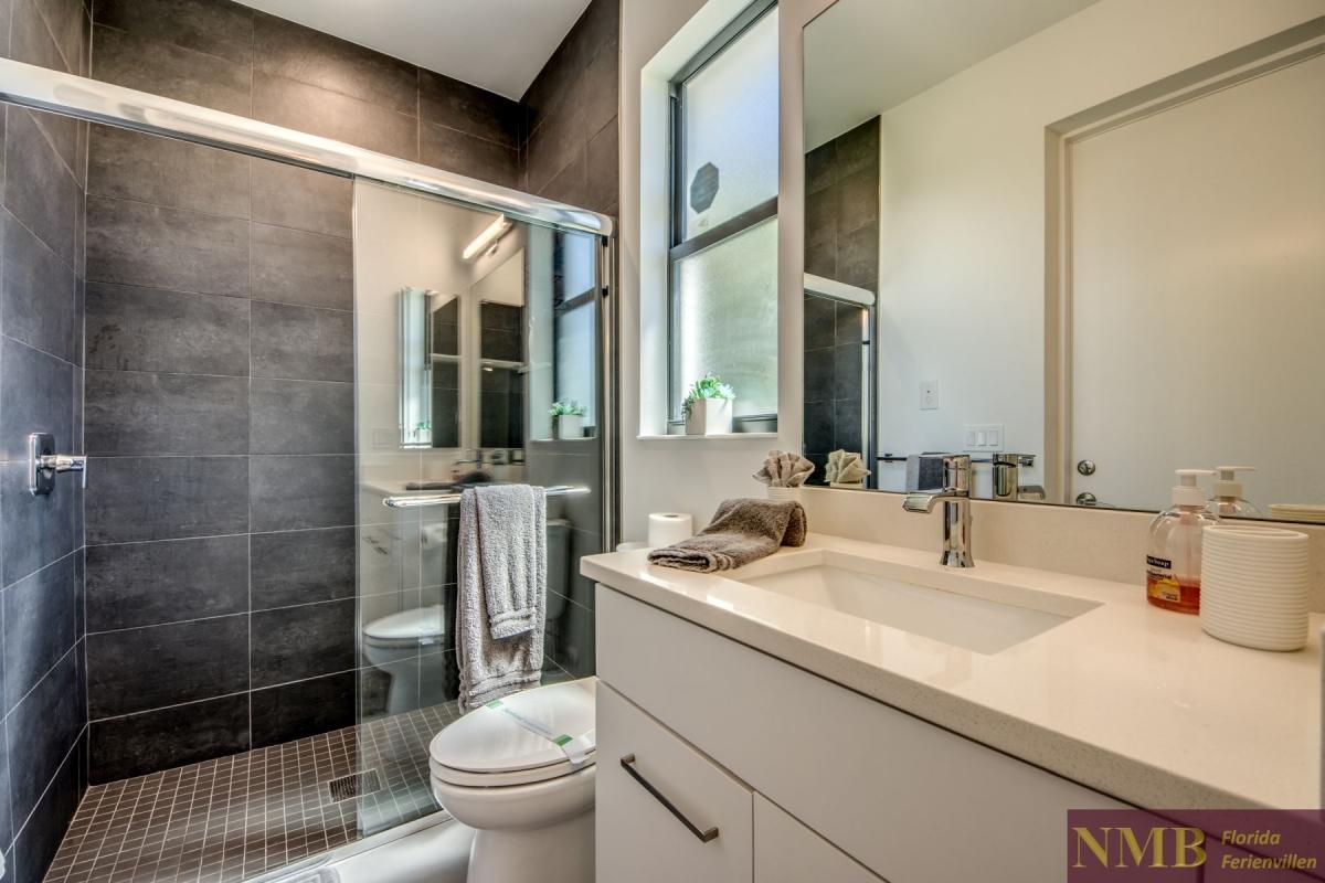 Ferienhaus-Cape-Coral-Pink-Lemonade_49-Guest-Suite-Pool-Bathroom