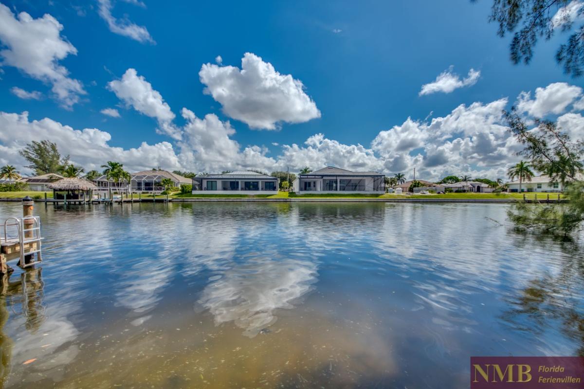 Ferienhaus-Cape-Coral-Pink-Lemonade_66-Back-View-and-Dock