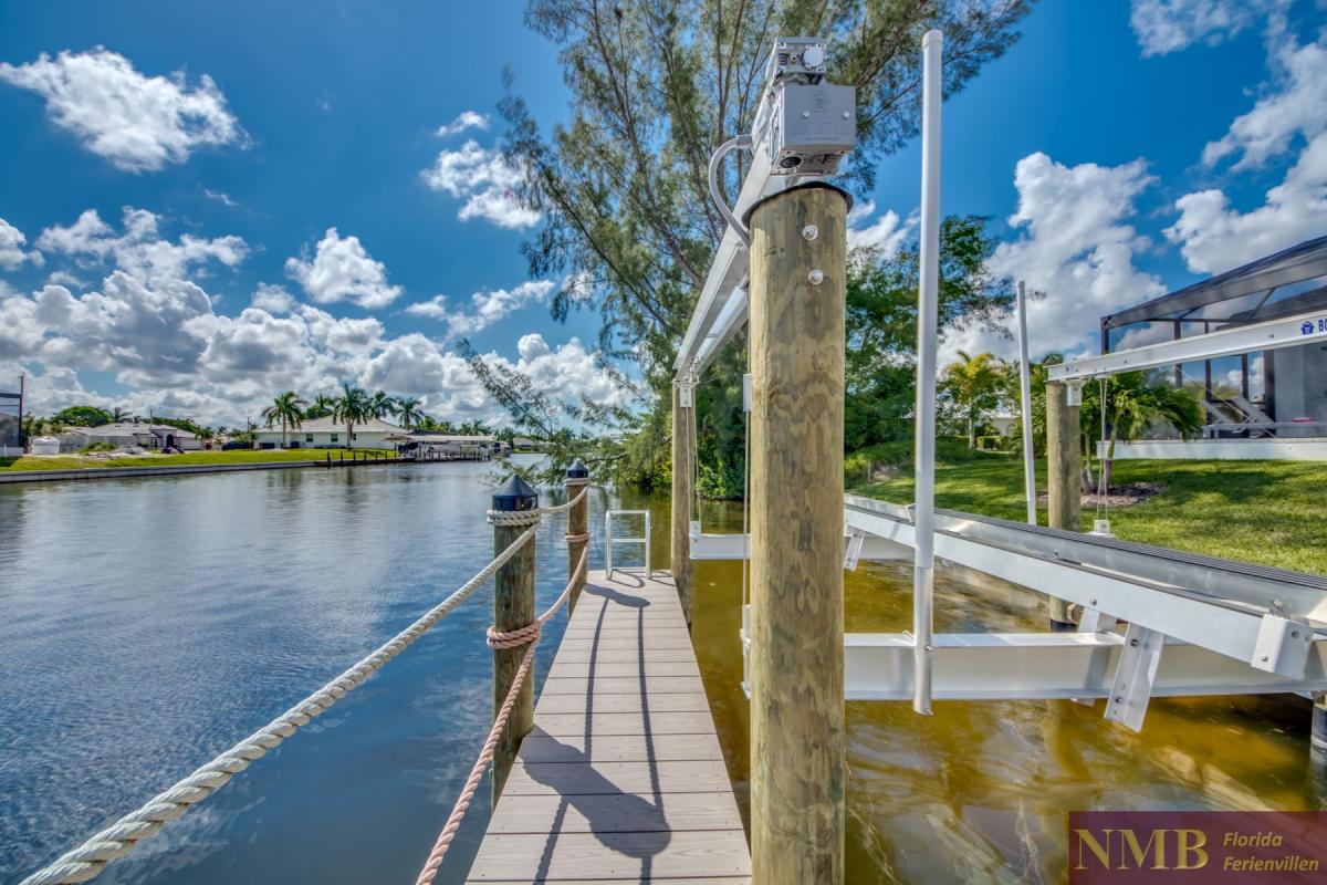 Ferienhaus-Cape-Coral-Pink-Lemonade_70-Back-View-and-Dock