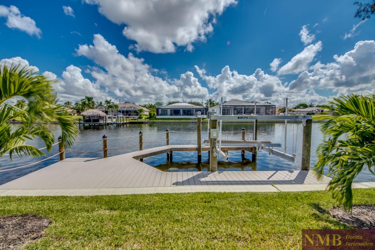 Ferienhaus-Cape-Coral-Pink-Lemonade_73-Back-View-and-Dock