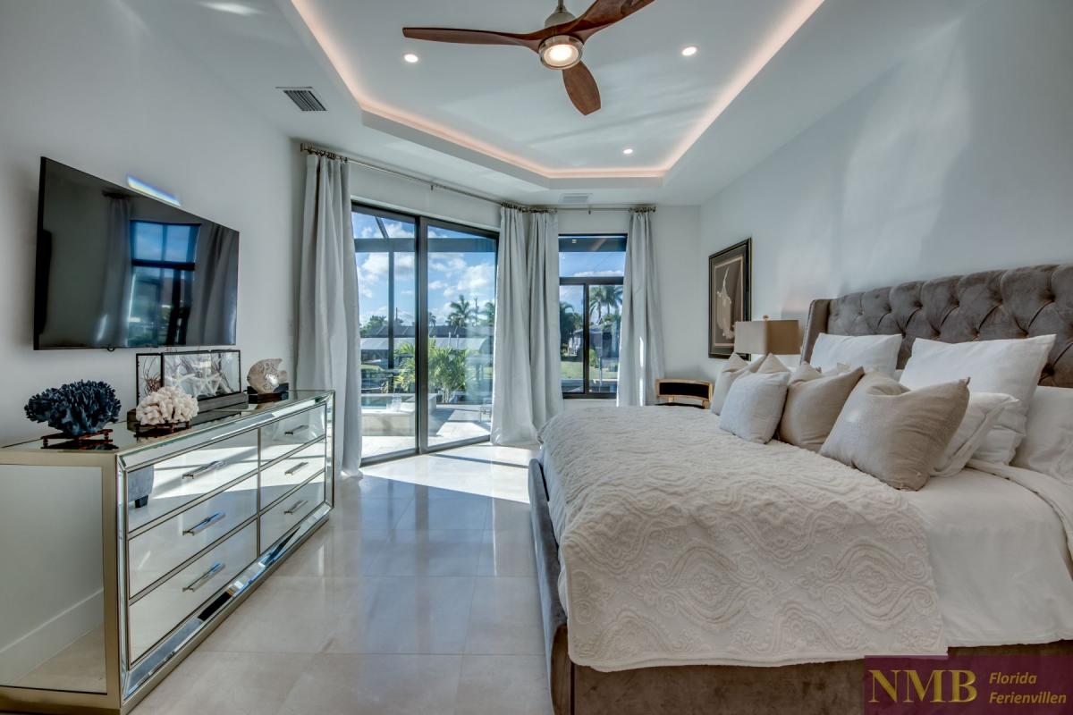 Ferienhaus-Cape-Coral-Madison-Garden_35-Master-Bedroom