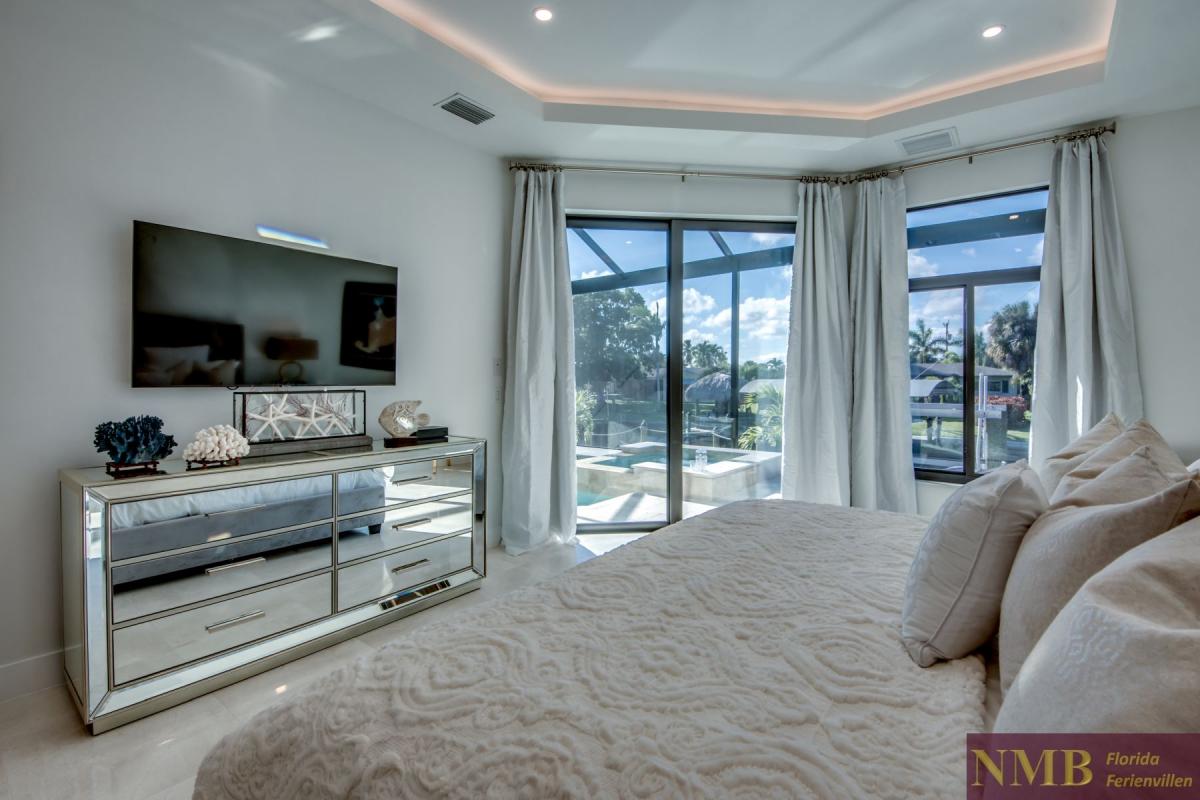 Ferienhaus-Cape-Coral-Madison-Garden_36-Master-Bedroom