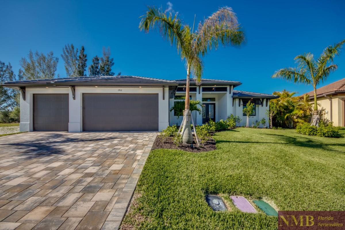 Ferienhaus-Cape-Coral-Henderson_2-Front-of-Villa