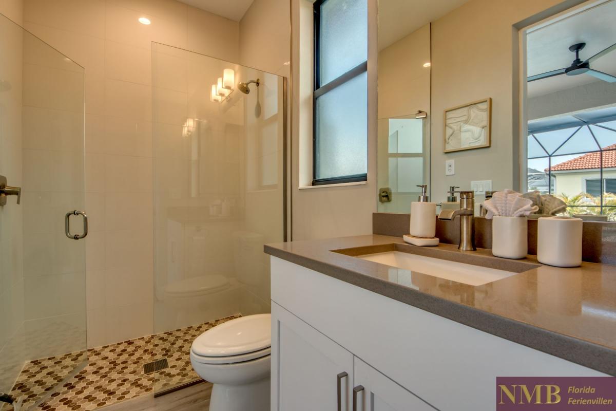 Ferienhaus-Cape-Coral-Villa-Cape-Royal_40-Guest-Suite-Pool-Bathroom