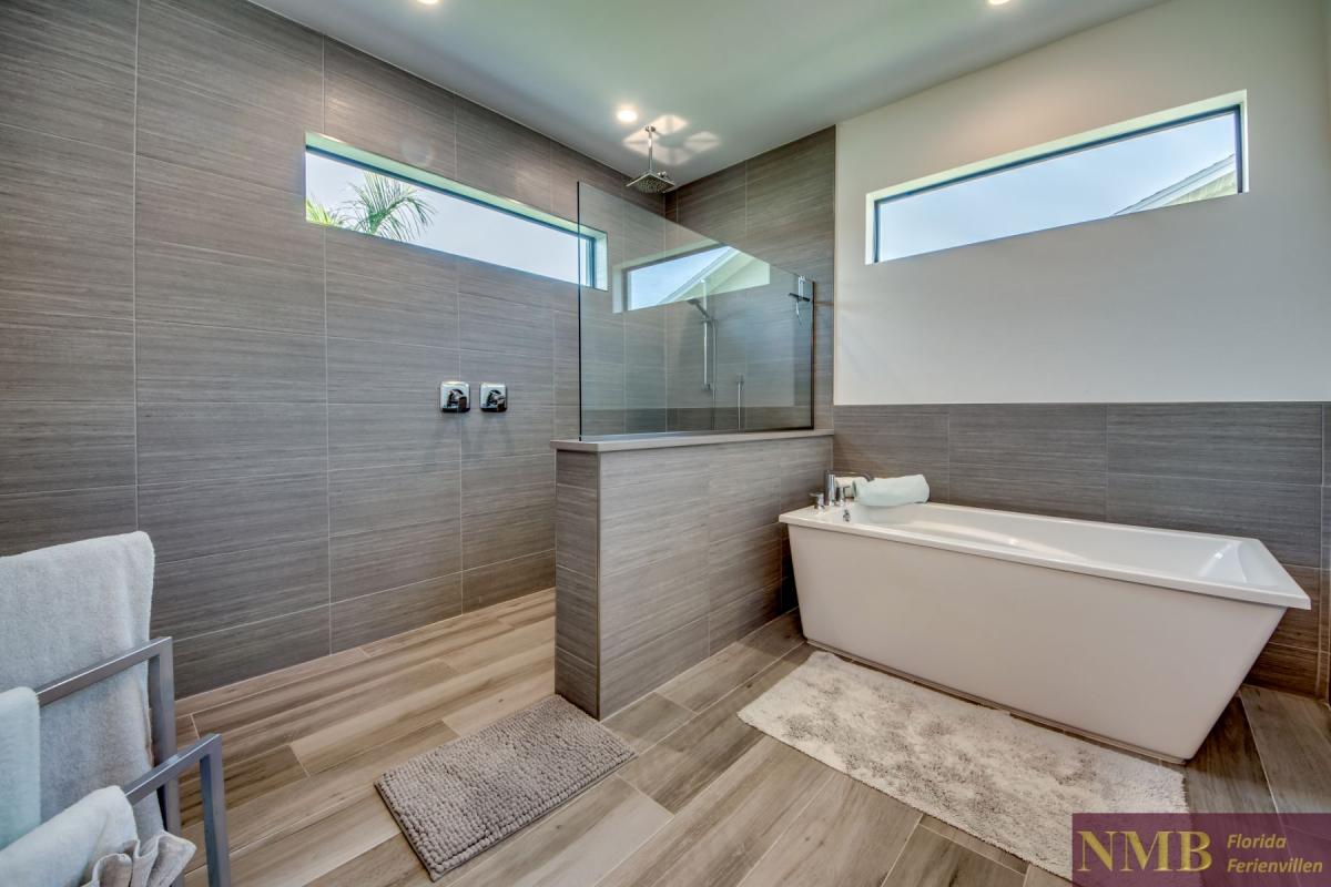 Ferienhaus-Cape-Coral-Villa-Lumina_44-Master-Bathroom