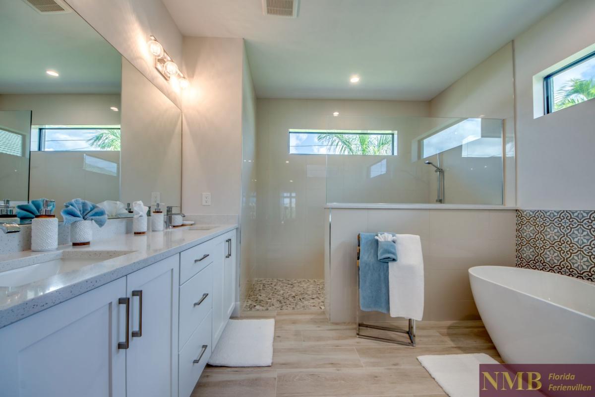 Ferienhaus-Cape-Coral-Villa-Hummingbird_38-Master-Bathroom