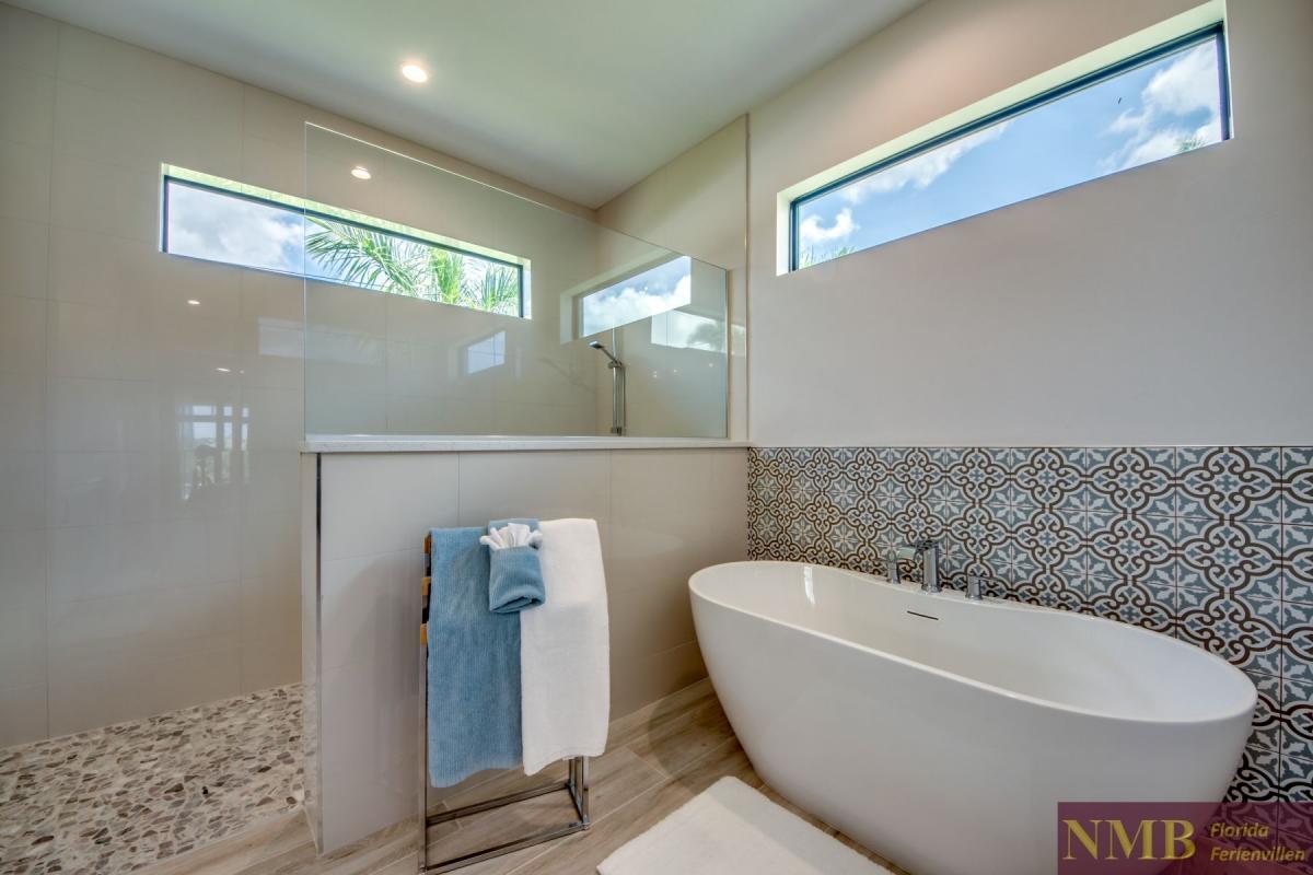 Ferienhaus-Cape-Coral-Villa-Hummingbird_40-Master-Bathroom