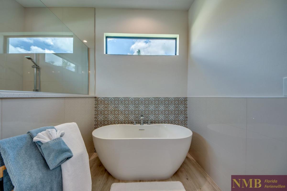 Ferienhaus-Cape-Coral-Villa-Hummingbird_41-Master-Bathroom