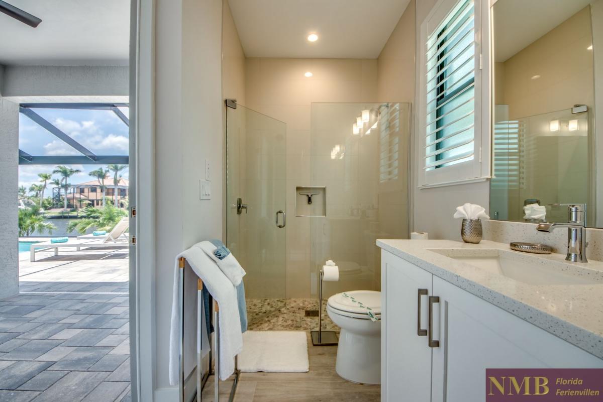 Ferienhaus-Cape-Coral-Villa-Hummingbird_45-Guest-Suite-Pool-Bathroom