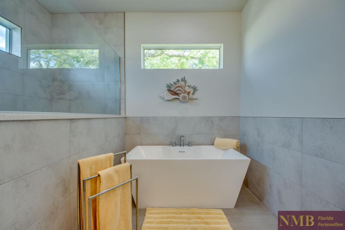 Ferienhaus-Cape-Coral-Villa-Sea-Shell_42-Master-Bathroom