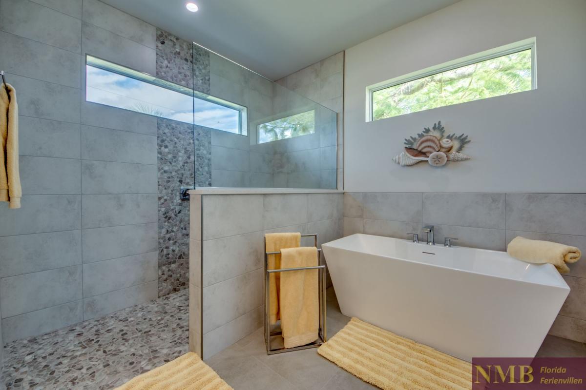 Ferienhaus-Cape-Coral-Villa-Sea-Shell_43-Master-Bathroom