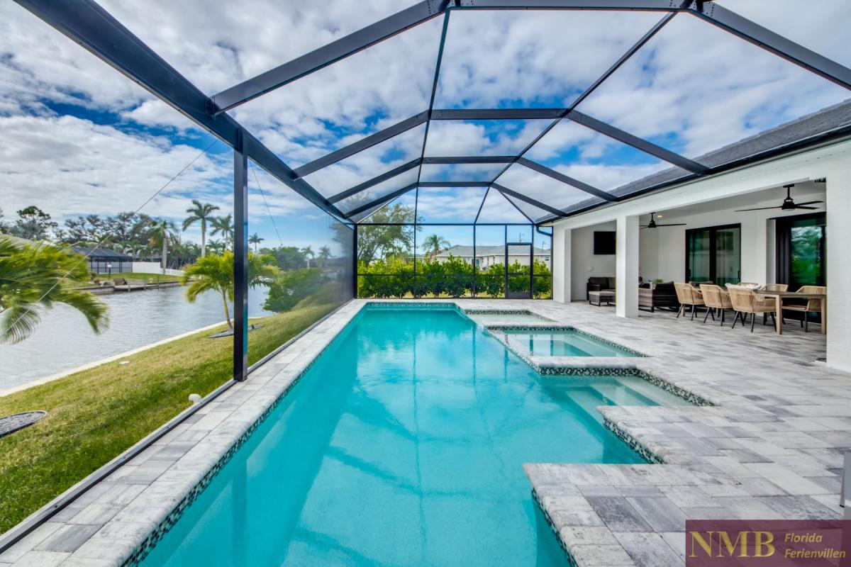 Ferienhaus-Cape-Coral-Villa-Athene_62-Pool-Hot-Tub