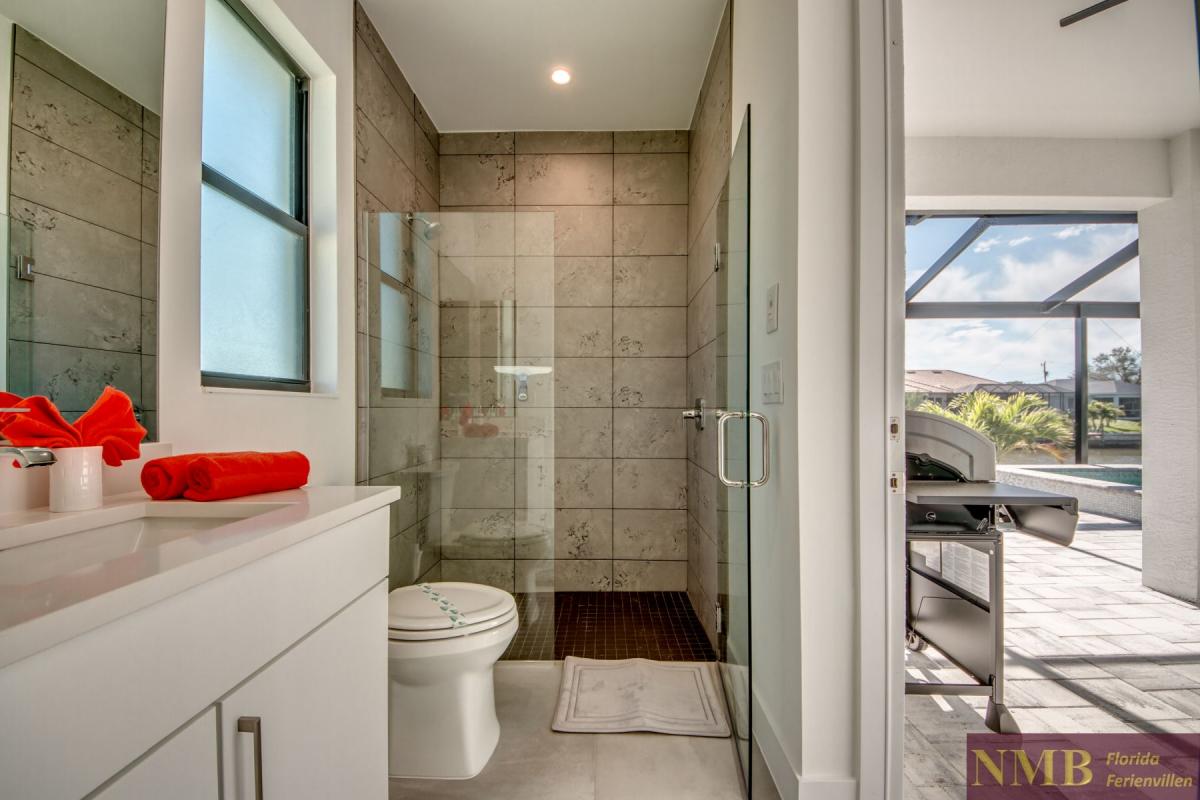 Ferienvilla-Summerwind-Cape-Coral_42-Guest-Suite-Pool-Bathroom